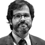 Foto de rosto a preto e branco do arquiteto Ricardo Camacho